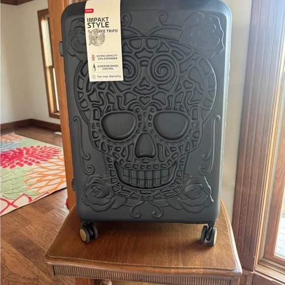 IT IMPAKT LUGGAGE “BLACK SKULL” 28” LARGE HARDSIDE ROLLER LUGGAGE NWT - Picture 2 of 10